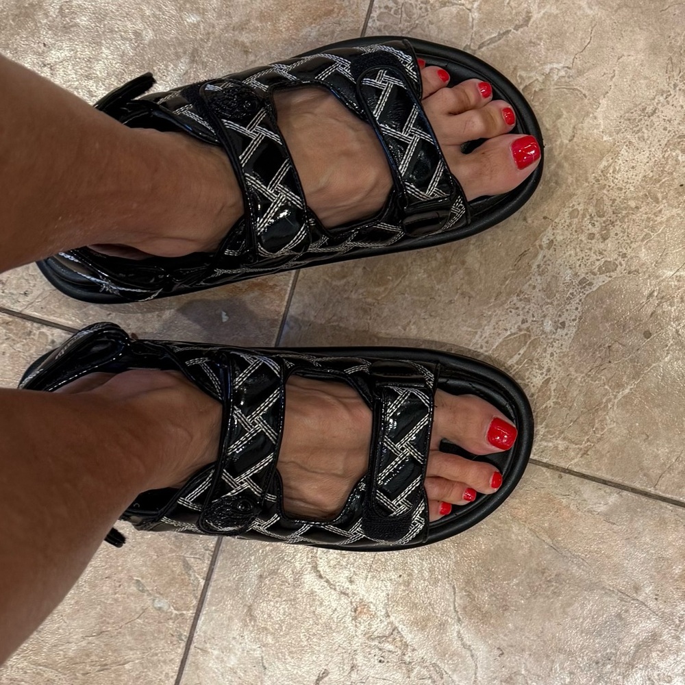 Kurt Geiger quilted patent sandals size 38